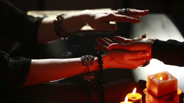 Mengulik Alasan Logis di Balik Manjurnya Ramalan Astrologi