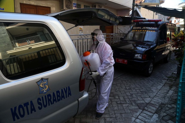 Penuh Ketulusan, Petugas Kesehatan Evakuasi Jenazah Pria Surabaya