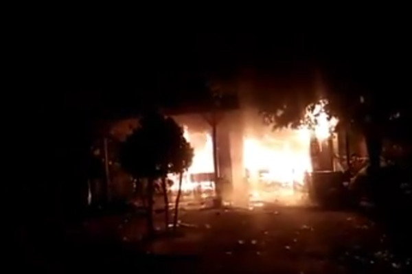 Bentrok Dua Desa, Satu Rumah dan 17 Motor Dibakar Warga