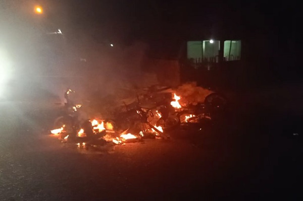 Bentrok Dua Desa, Satu Rumah dan 17 Motor Dibakar Warga