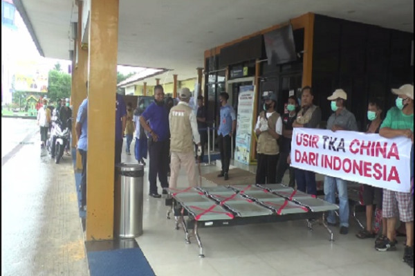 Tolak 52 TKA China, Warga Demo Bandara Rahadi Oesman Ketapang