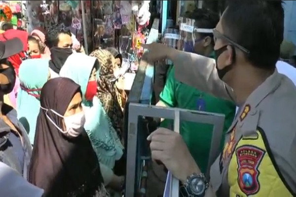 Warga Serbu Mal di Situbondo hingga Membludak, Polisi Gelar Sweeping