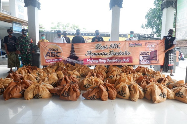 Peduli Dampak COVID-19, Kopi ABC Bagi Sembako di Bali