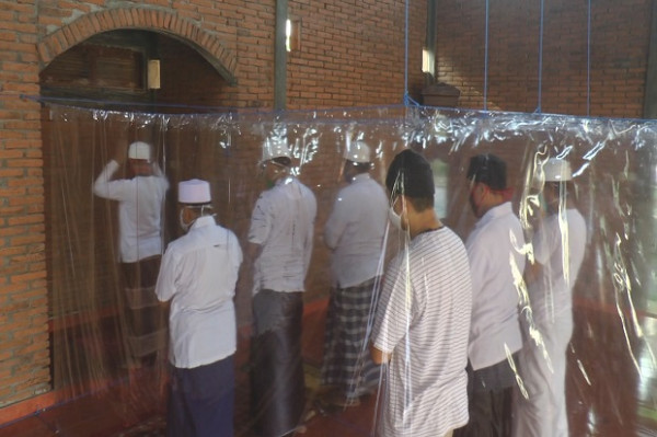 Cegah COVID-19, Masjid Ini Pakai Pembatas Plastik untuk Salat Jamaah