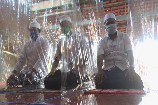 Cegah COVID-19, Masjid Ini Pakai Pembatas Plastik untuk Salat Jamaah