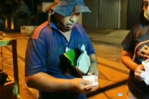 Viral, Ini Alasan Pasutri Bagikan Nasi Bungkus Berisi Uang Rp1 Juta