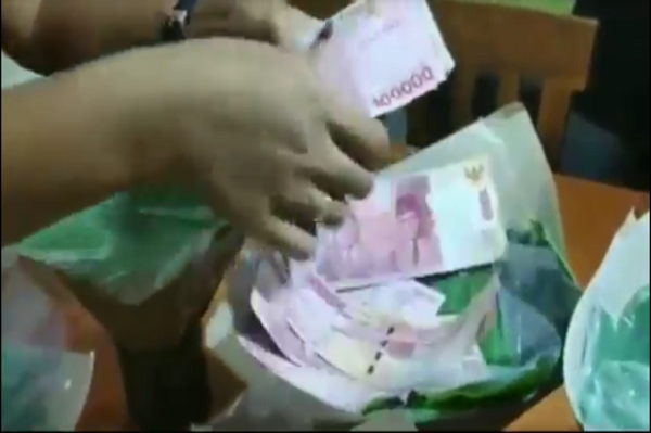Pengusaha Cantik Pasuruan, Bagi Nasi Bungkus Berisi Uang Rp1 Juta