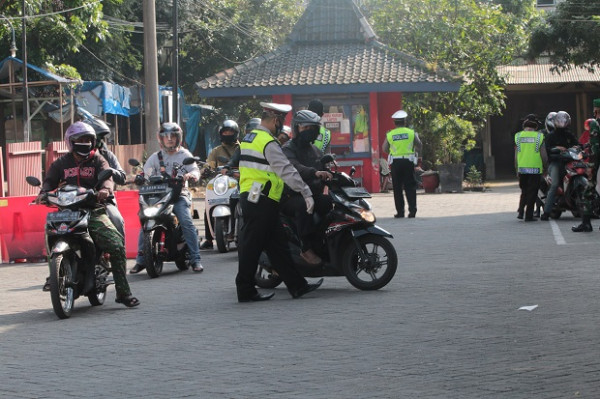 Senin Pertama PSBB Malang Raya, Antrian Kendaraan Mengular