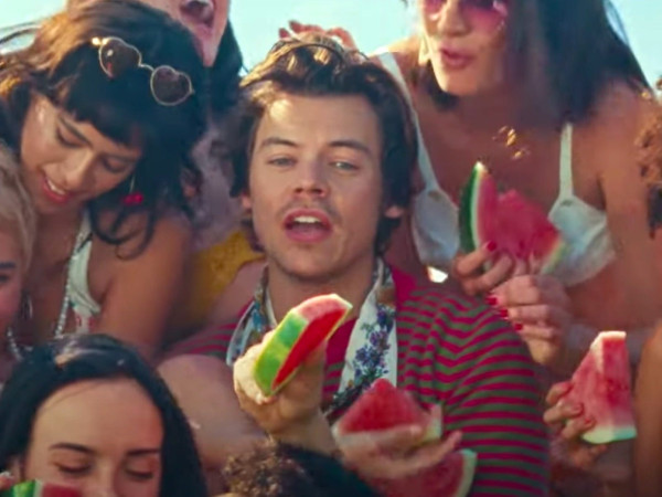 Harry Styles Bikin Heboh Penggemar dengan Video Musik Seksinya