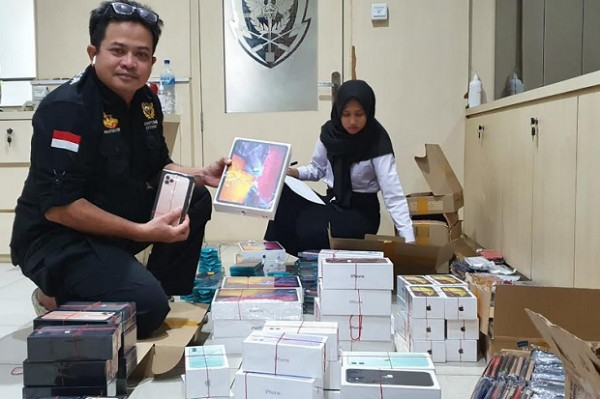 Bea dan Cukai Batam Amankan Ratusan HP Ilegal di Pantai Stres