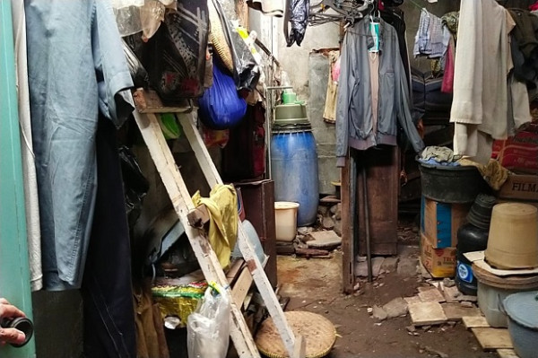 Dalam Kemiskinan, 17 Tahun Kakek Ini Merawat Cucunya yang Lumpuh