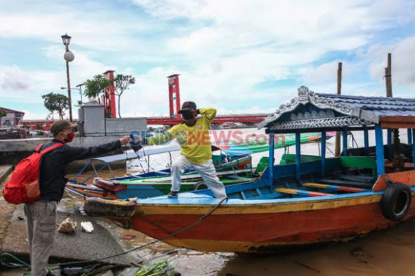 Jelang PSBB, PFI Palembang Bersama Telkomsel Bagikan Masker untuk Warga