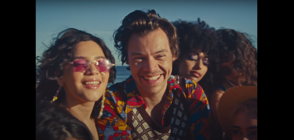 Harry Styles Bikin Heboh Penggemar dengan Video Musik Seksinya