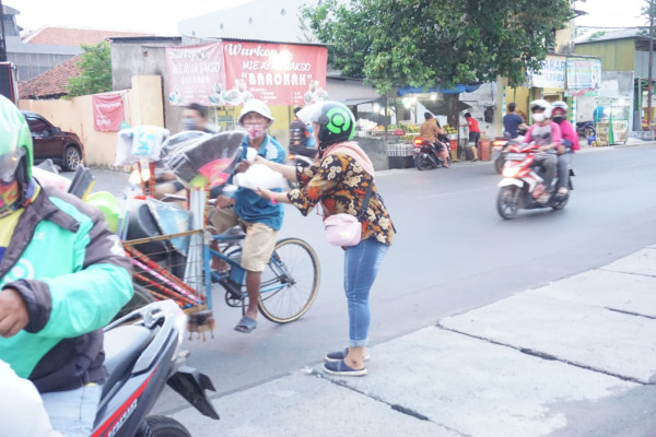 Evalube Bagi-Bagikan Makanan Buka Puasa dan Sembako
