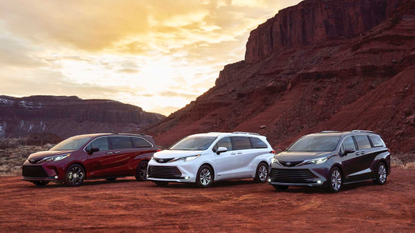 Tongkrongan Lebih Berani, Toyota Sienna 2021 Debut dengan Mesin Hybrid
