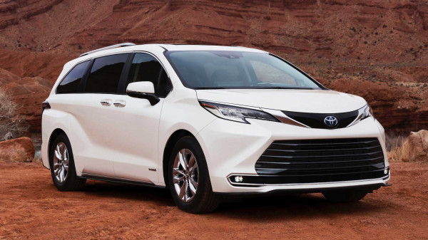 Tongkrongan Lebih Berani, Toyota Sienna 2021 Debut dengan Mesin Hybrid