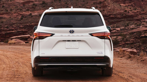 Tongkrongan Lebih Berani, Toyota Sienna 2021 Debut dengan Mesin Hybrid
