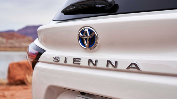 Tongkrongan Lebih Berani, Toyota Sienna 2021 Debut dengan Mesin Hybrid