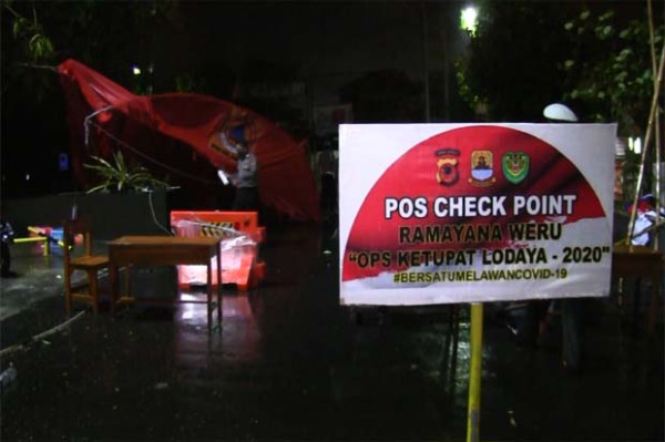 Dua Tenda Pos Penjagaan PSBB Terbang Diterjang Angin Kencang