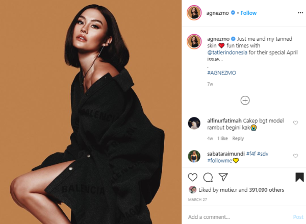 Cuma Modal Baju Putih, Ini Inspirasi Gaya Simpel Seleb untuk Instagram Kamu