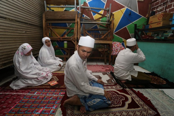 Darurat Corona, Keluarga Rido'i Tetap Khusuk Tarawih di Warkop