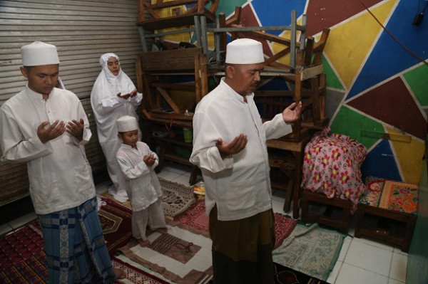 Darurat Corona, Keluarga Rido'i Tetap Khusuk Tarawih di Warkop