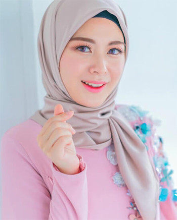 3 Inspirasi Makeup Lebaran ala Ayana Moon