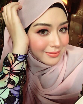 3 Inspirasi Makeup Lebaran ala Ayana Moon