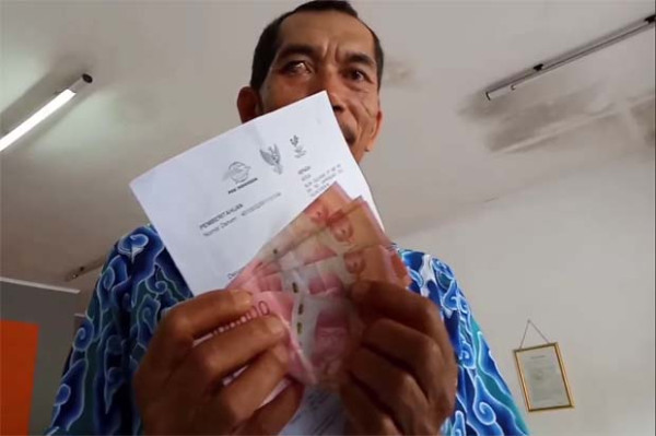 Warga Antre Mengular Berdesakan di Kantor Pos demi Bantuan Rp600 Ribu