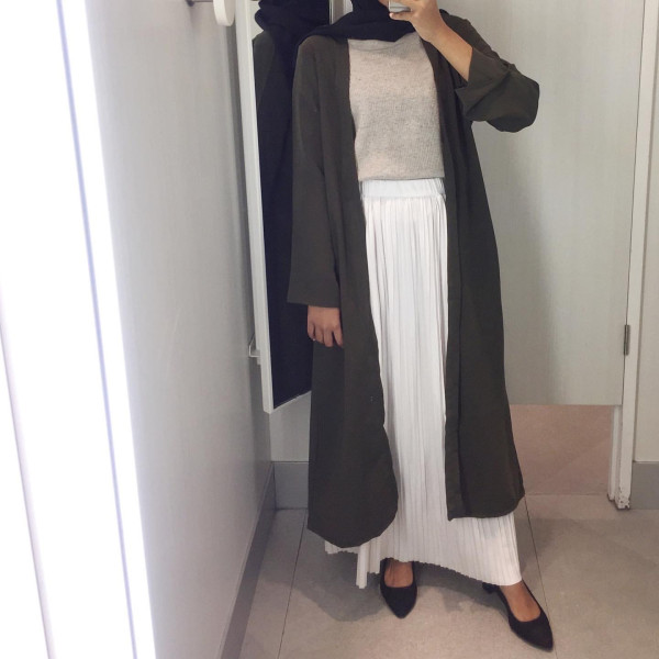 6 Inspirasi Padu Padan Pakaian Plisket yang Bikin OOTD Kamu Makin Gaya