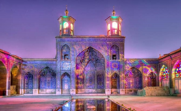 Melihat Keindahan Dua Masjid Bertabur Cahaya di Persia