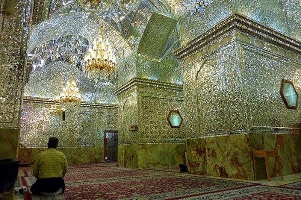 Melihat Keindahan Dua Masjid Bertabur Cahaya di Persia