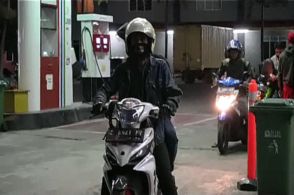 Pemudik Naik Motor Nekat Melintas Jalur Selatan Padalarang Malam Hari