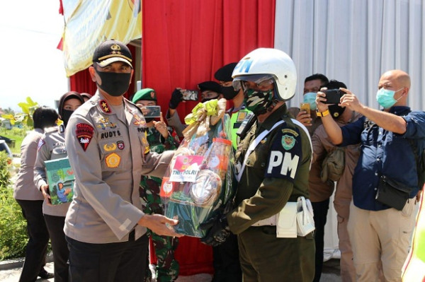 Ketika Kapolda Jabar dan Pangdam Berlebaran di Pospam Operasi Ketupat Lodaya 2020