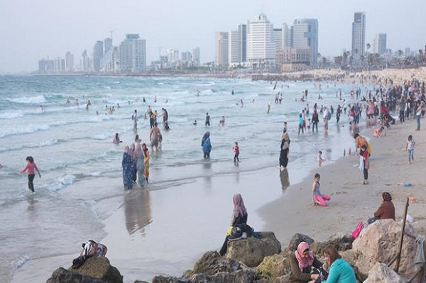 Tradisi Lebaran Unik di Berbagai Negara, Pelesir ke Pantai dan Ziarah Kubur