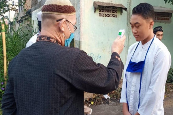 Imbauan di Rumah Saja Diabaikan, Warga Bandung Salat Id di Lapangan dan Masjid
