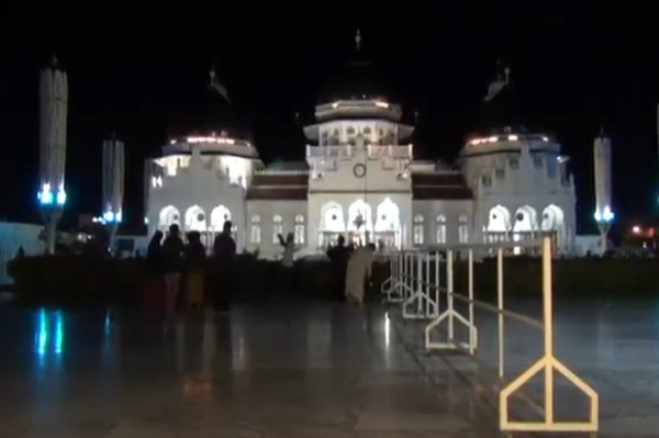 Alunan Takbir Warga Menggema di Masjid Raya Baiturahman Banda Aceh