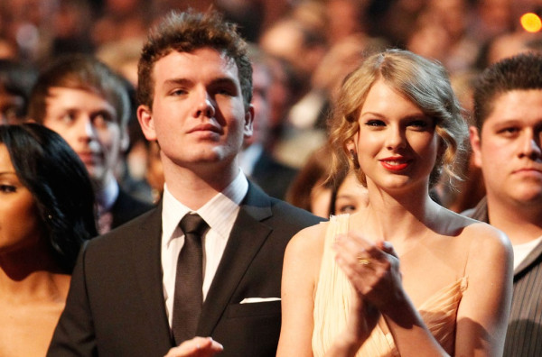 Lagu Taylor Swift Dibuat Ulang oleh Band Misterius, Penggemar Pecahkan Misterinya