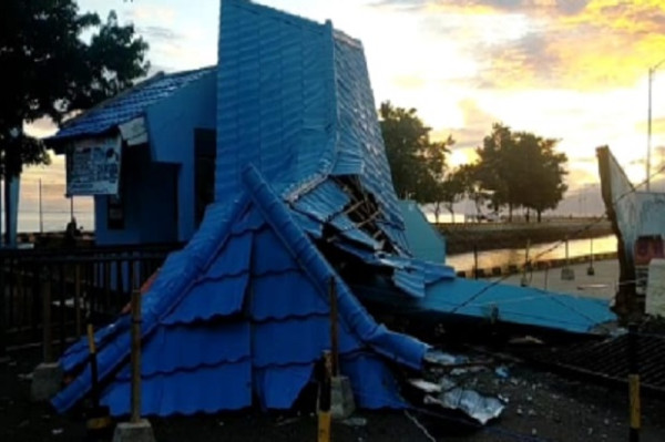 Nakhoda Mengantuk, Kapal Penumpang Tabrak Gapura Pelabuhan