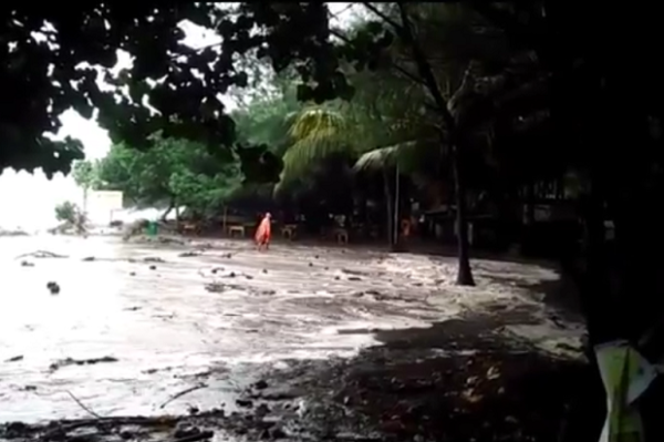 Cuaca Buruk, Pantai-pantai Selatan Blitar Diterjang Banjir Rob