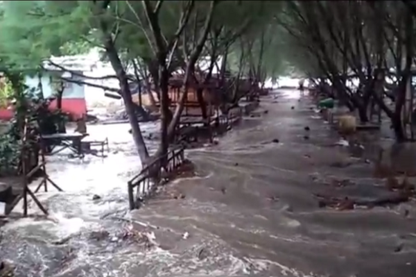 Cuaca Buruk, Pantai-pantai Selatan Blitar Diterjang Banjir Rob