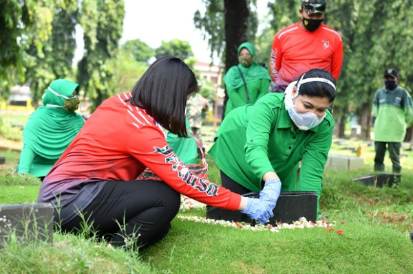 Hetty Andika Perkasa Bagikan Sembako untuk Petugas TPU Pondok Ranggon