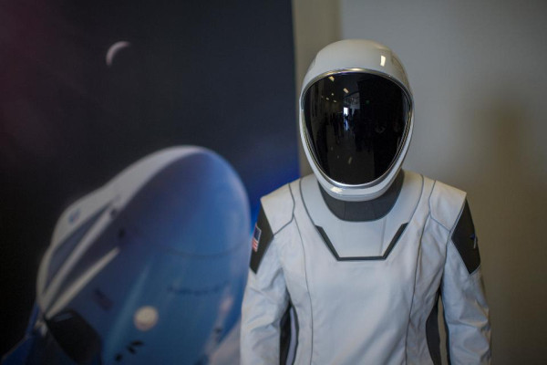 Seragam Astronot SpaceX Dirancang Desainer Kostum Batman dan Captain America