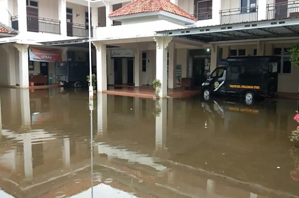 Banjir Rob Merendam Kantor Koramil, Polsek dan Camat Pekalongan Utara
