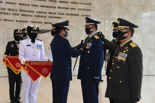 Panglima TNI Sematkan Tanda Kehormatan Bintang Dharma Kepada KSAL dan KSAU