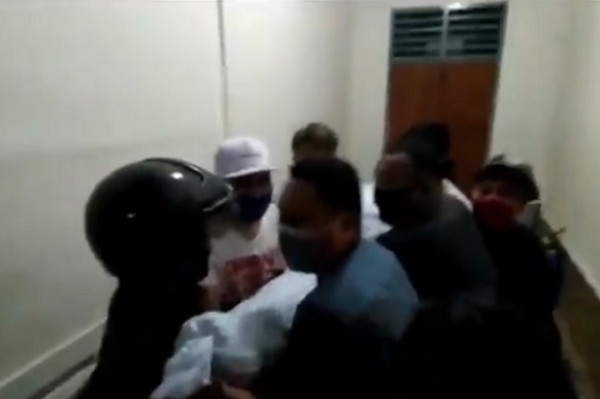 Tolak Pemakaman Standar COVID-19, Keluarga Pasien Ambil Paksa Jenazah