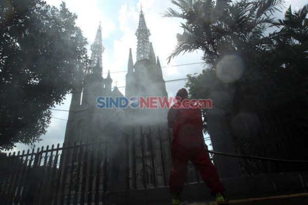 Masjid Istiqlal dan Gereja Katedral Disemprot Disinfektan