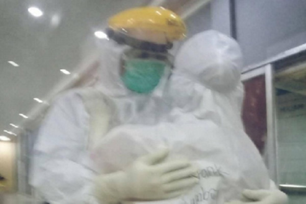 Terharu, Suami Ini Rela Gantikan Istri Bertugas di Ruang Isolasi COVID-19