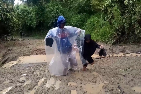 Longsor Hantam 5 Rumah dan Fasilitas Umum di Tanah Datar