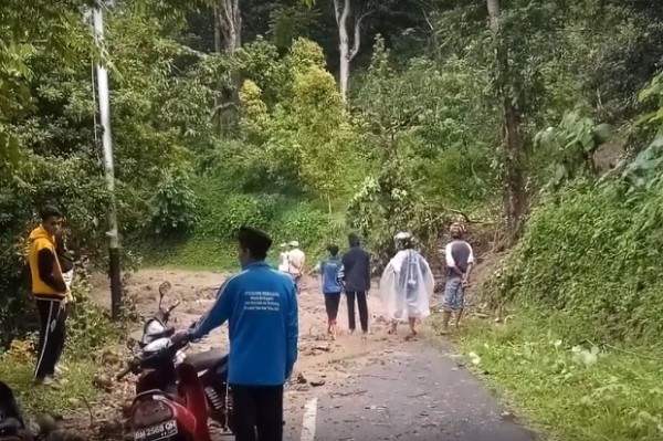 Longsor Hantam 5 Rumah dan Fasilitas Umum di Tanah Datar